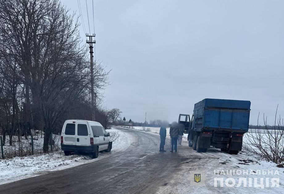 В Хмільницькому районі Пежо втаранилось в КамАЗ. Є постраждалі