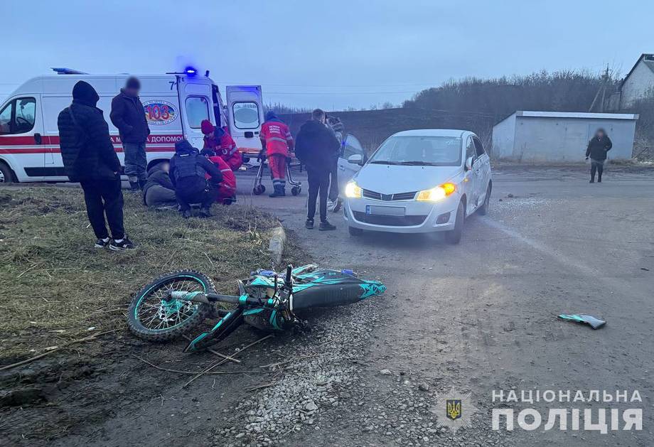 У Хмільнику 21-річний мотоцикліст влетів у попутне авто