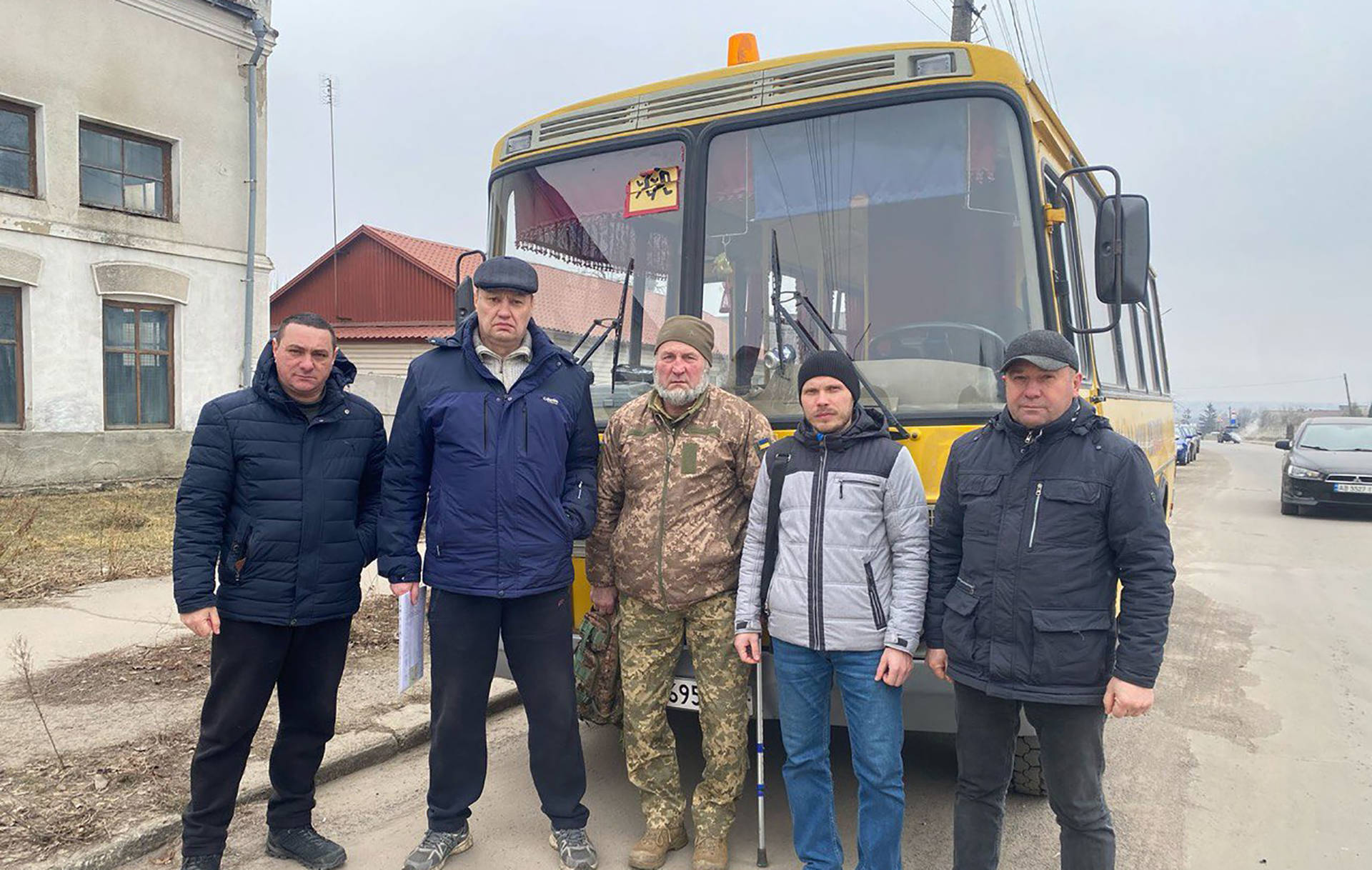 Хмільницькі освітяни віддали автобус на потреби ЗСУ