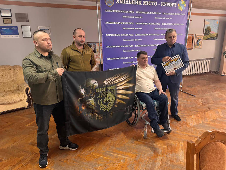 У Хмільнику подякували тим, хто тримає тил: освітянам, учням і аграріям вручили відзнаки від захисників України