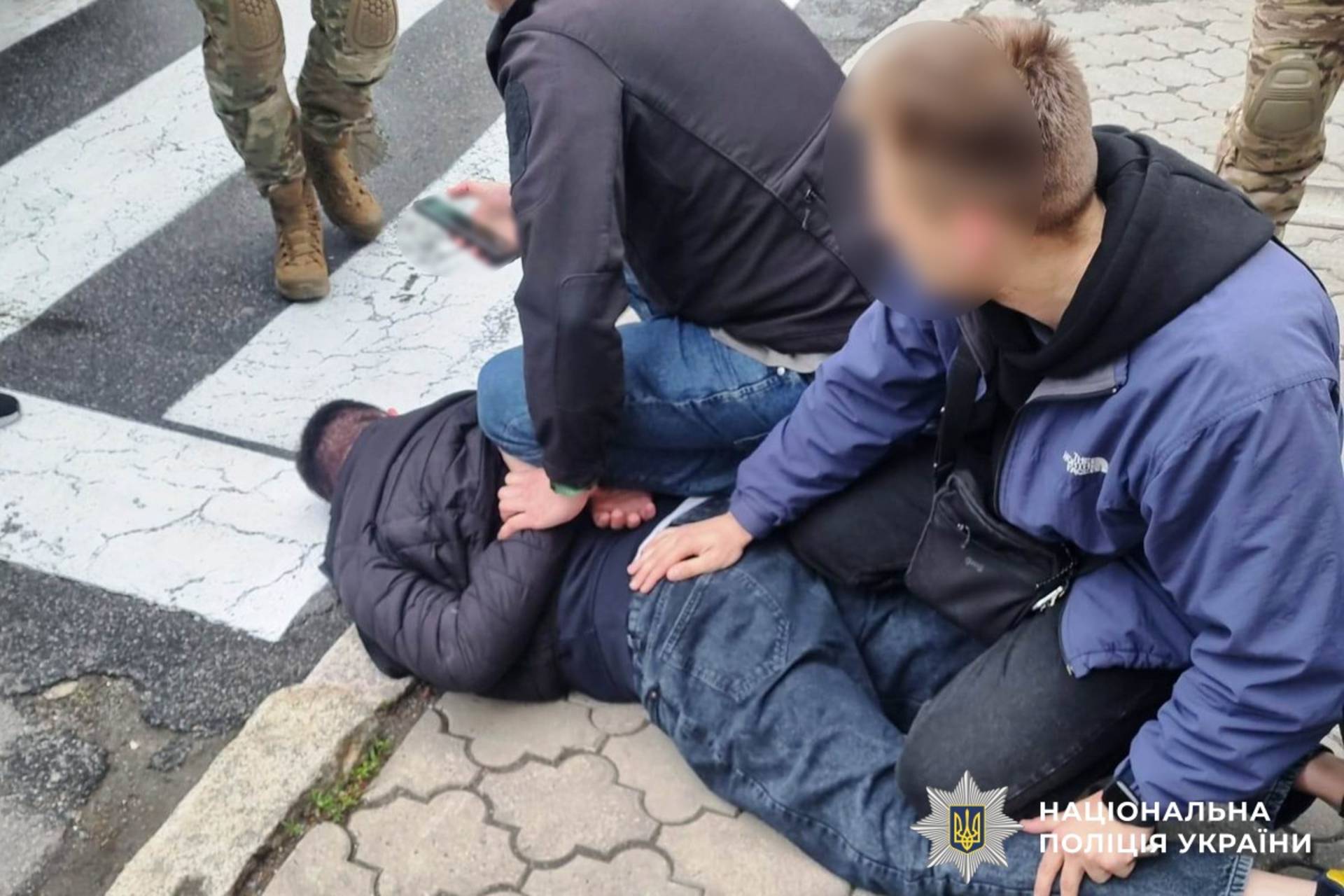 У Вінниці затримали злочинців, які погрожуючи вбивством вимагали гроші у неповнолітнього