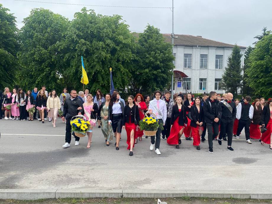 Останній дзвоник в Хмільнику закінчився покладанням квітів на Алеї пам'яті загиблих захисників України