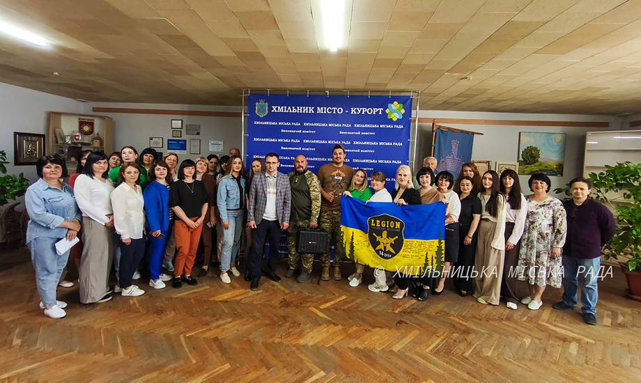 Працівники Хмільницької міської ради зібрали 215 тисяч гривень, купили дрона та передали ЗСУ
