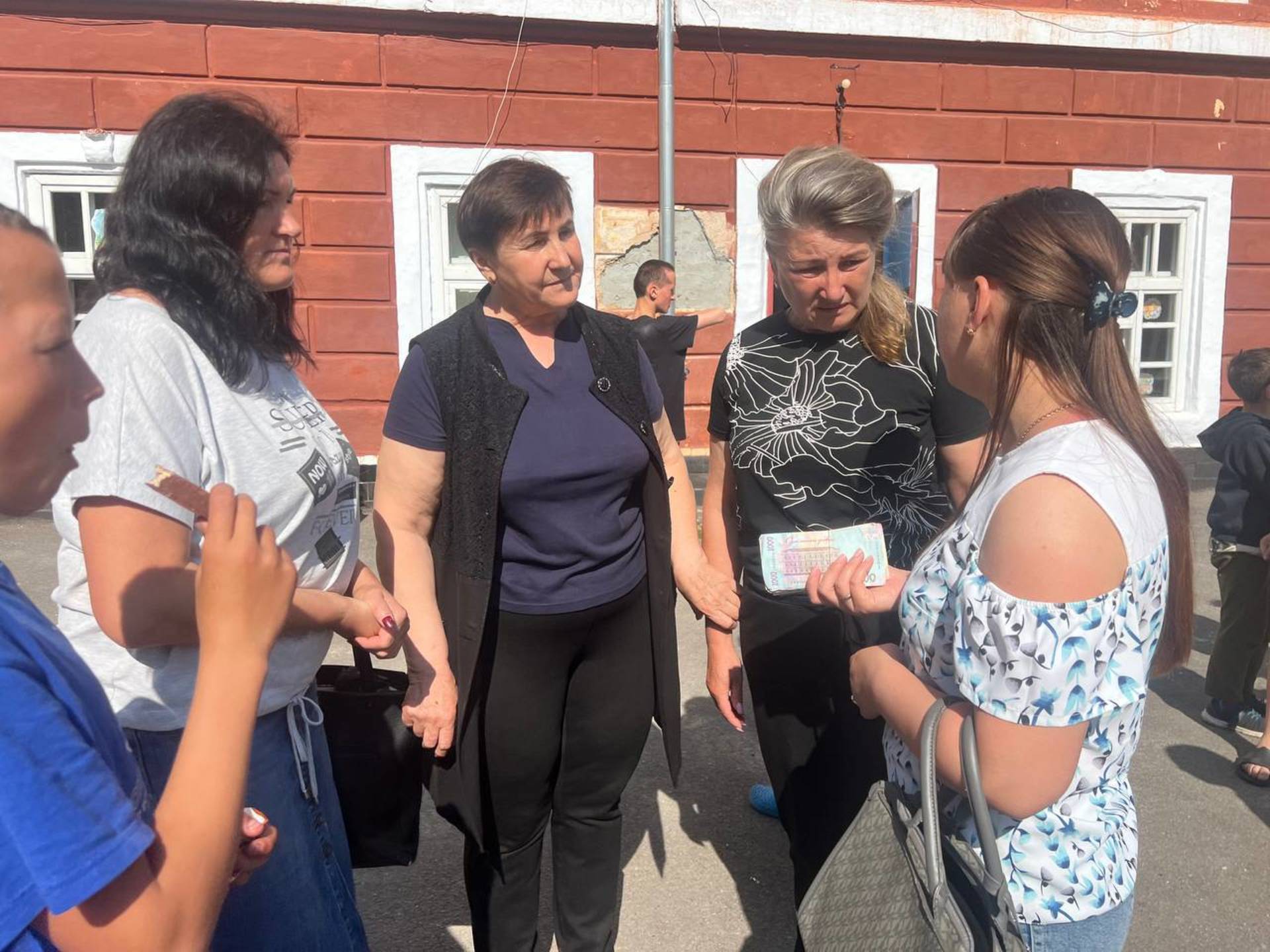 Качанівські школярі провели благодійну акцію "Донат замість квітів", на якій зібрали понад 15 тисяч гривень