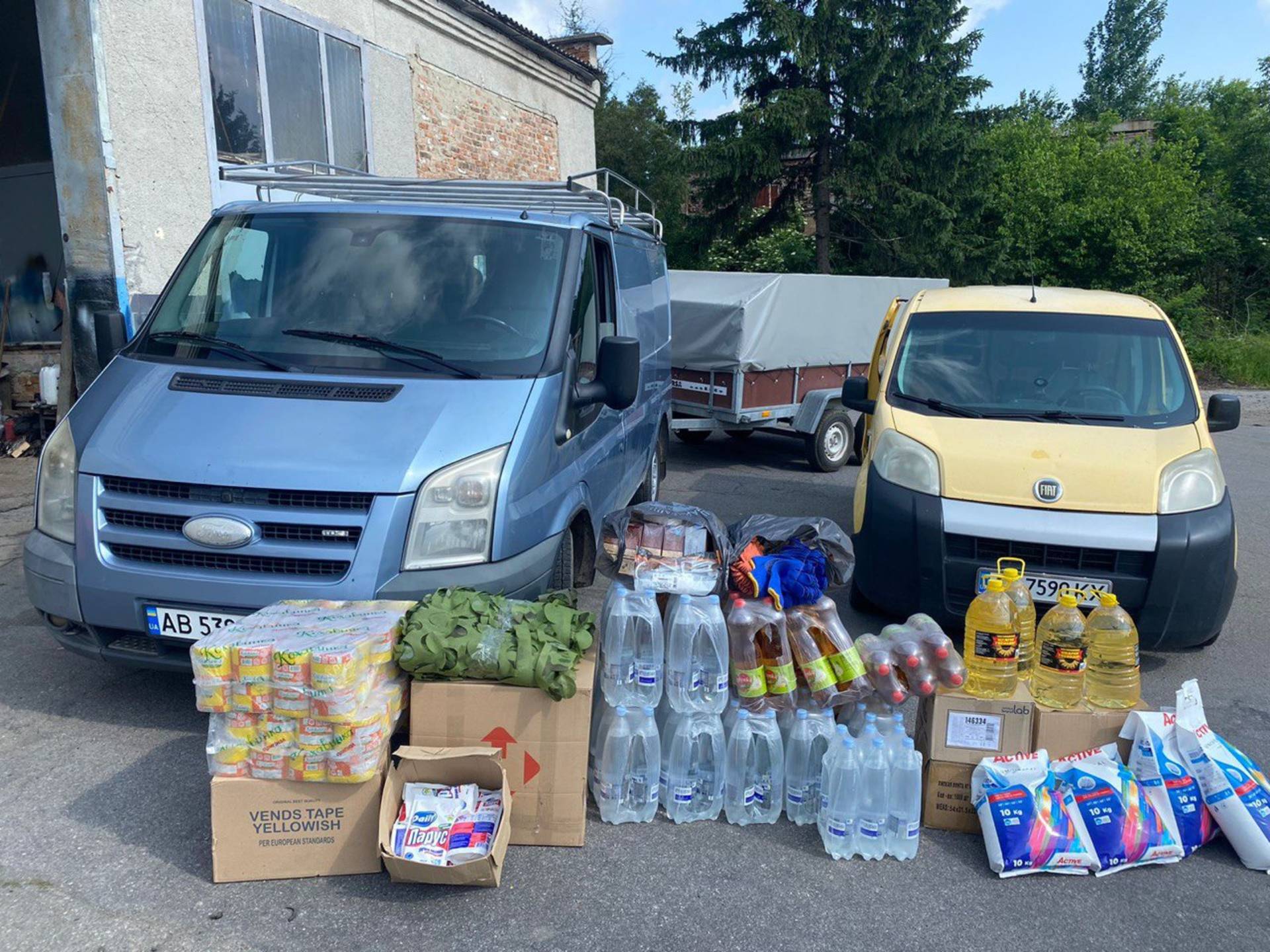 Дві автівки, причіп, продукти та різні смаколики відправили на фронт з Хмільника