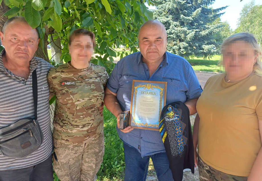 Бойові медики Галинка та Іринка вручили Подяку волонтерові Івану Плотиці з Війтівців