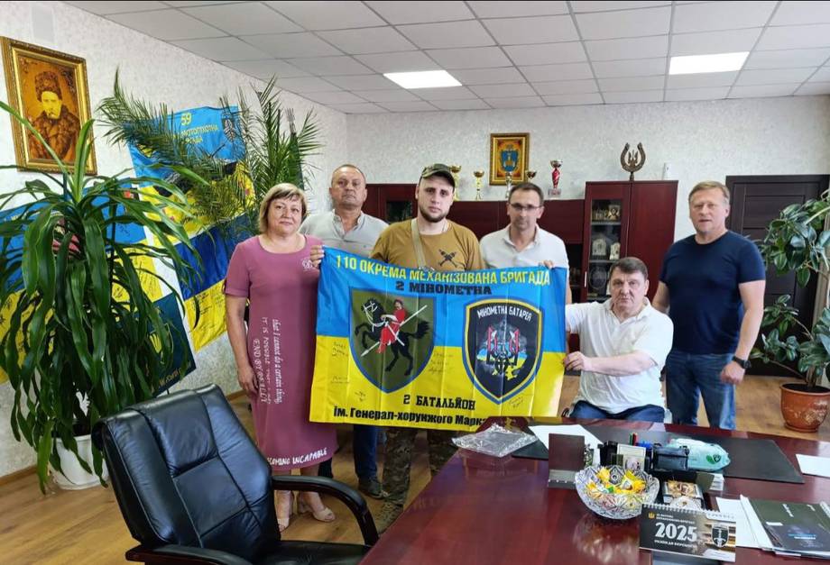 Захисники України подякували колективу міської ради за автомобіль та подарували бригадний прапор