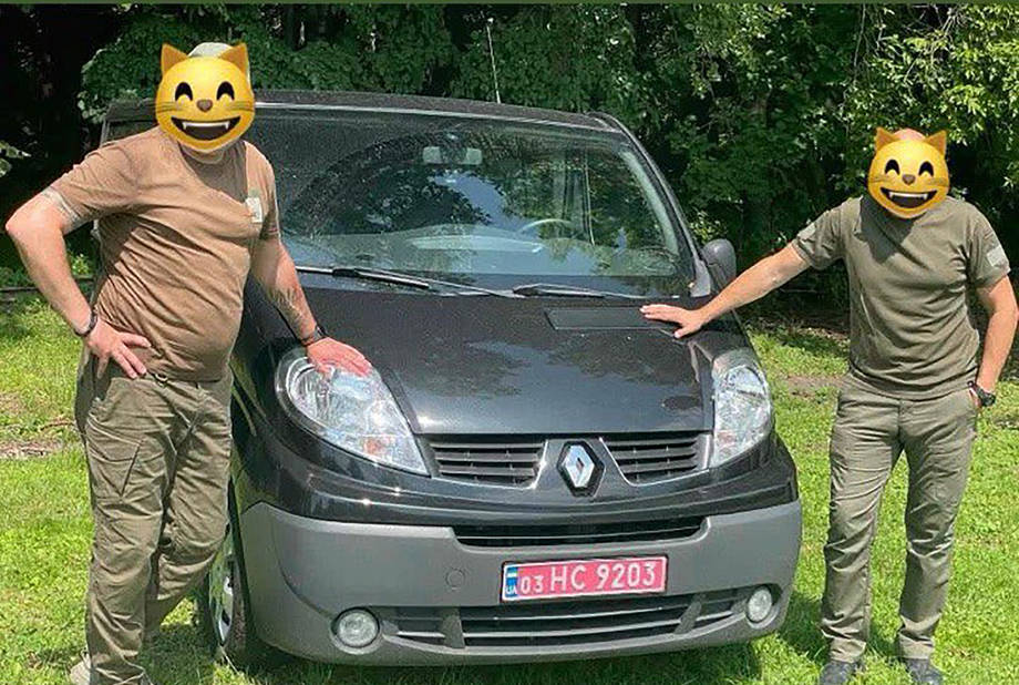 Захисники України з Сумщини подякували родині Прочухан із Хмільника за подарований автомобіль