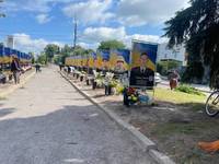  У Хмільнику працівники закладів культури поприбирали на місцях пам'яті Захисників України
