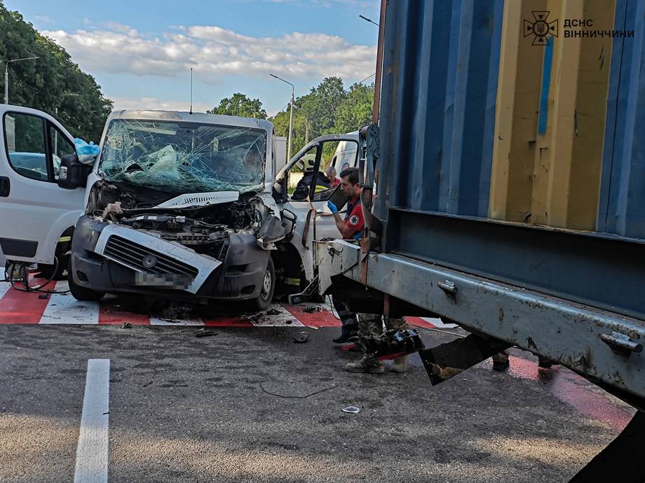 Поблизу Калинівки сталася жахлива ДТП. Постраждалих деблокували рятувальники