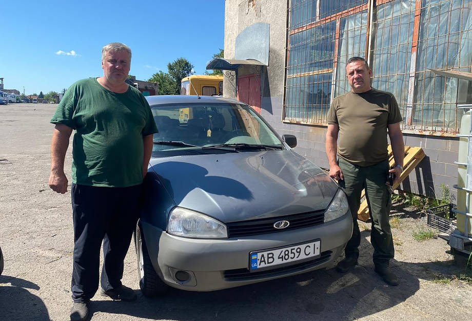 Дві автівки, дрони, шини та різні гостинці відправили з Хмільника на фронт
