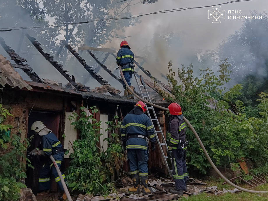 В Чудинівцях Хмільницької громади через дитячі пустощі з вогнем згоріла будівля та 6 кубометрів дров 