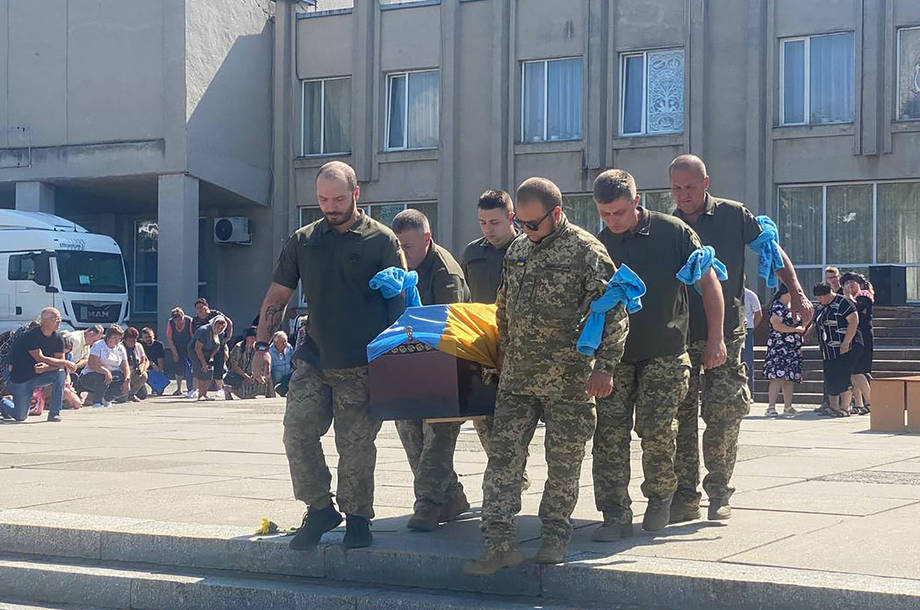 Хмільничани попрощались з захисником України Василем Хмільом, який загинув за Україну на Херсонщині
