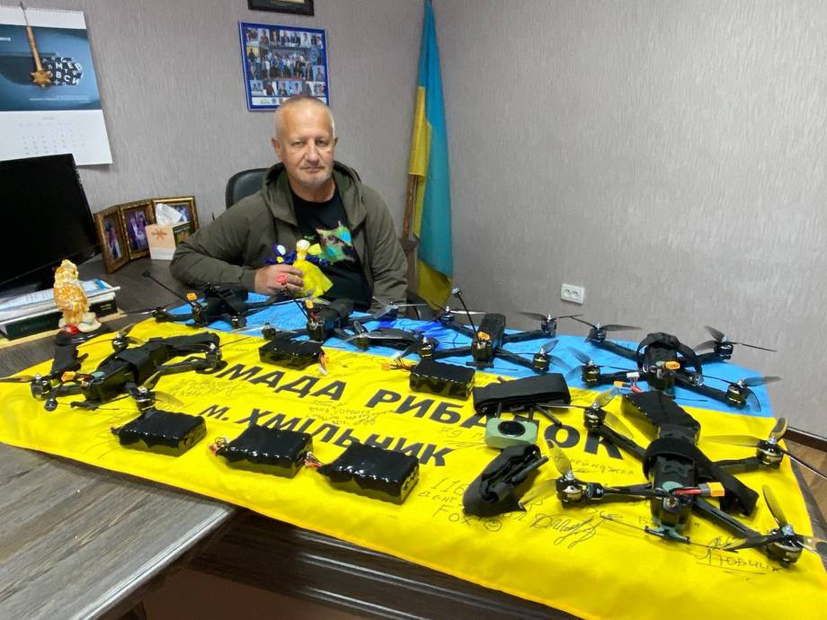 Рибалки Хмільника та синьйори України передали на фронт шість дронів