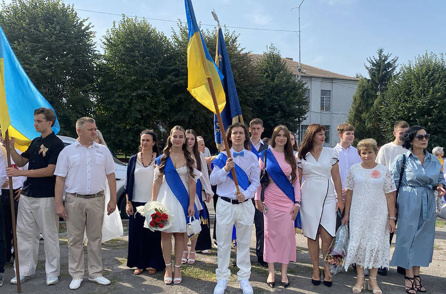У школах Хмільника пролунав перший дзвоник. Як це було дивіться на фото