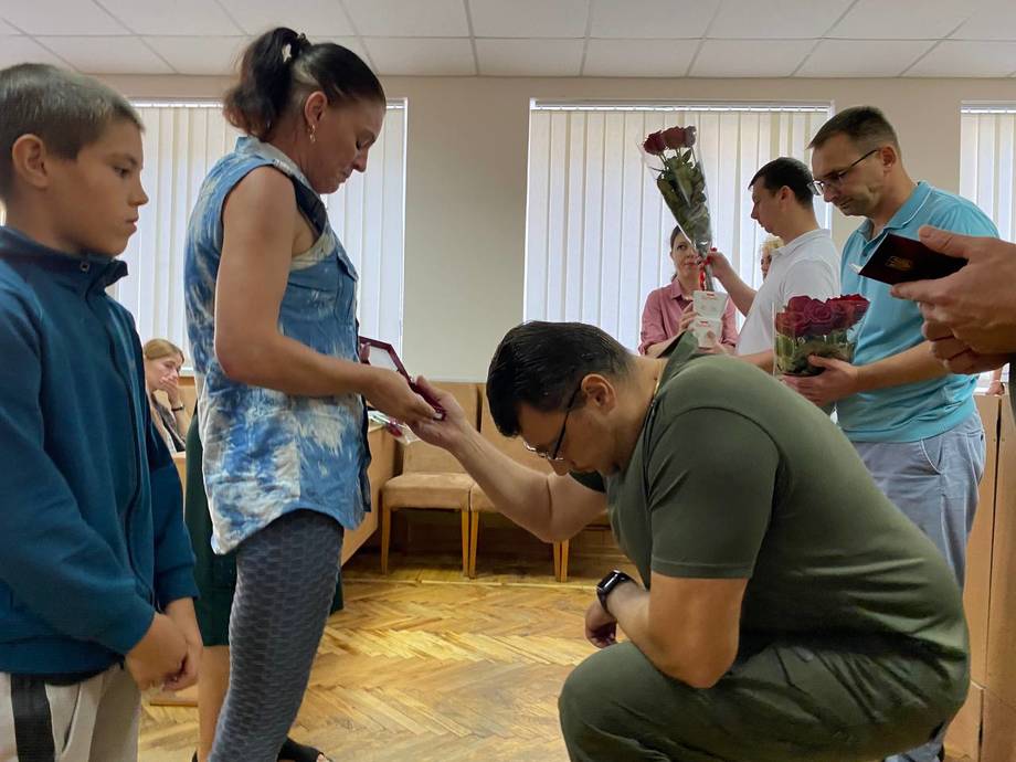 У Хмільнику родинам полеглих на війні захисників вручили державні нагороди