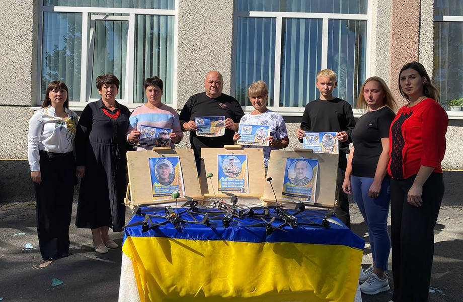 Чотири іменних дрони відправили на фронт вчителі та учні Качанівської школи