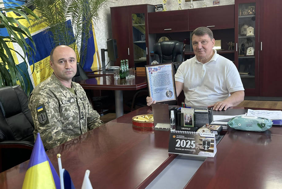 Військові привітали Хмільник з Днем народження. Вітальний лист вручили міському голові