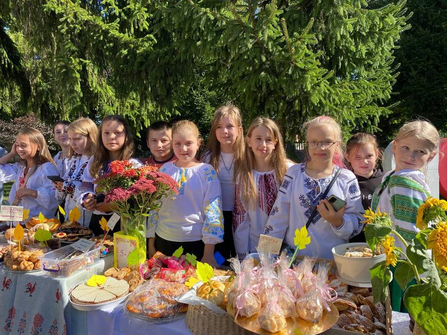  У другій школі в Хмільнику відбувся благодійний ярмарок «Тепло осені нашим Героям»