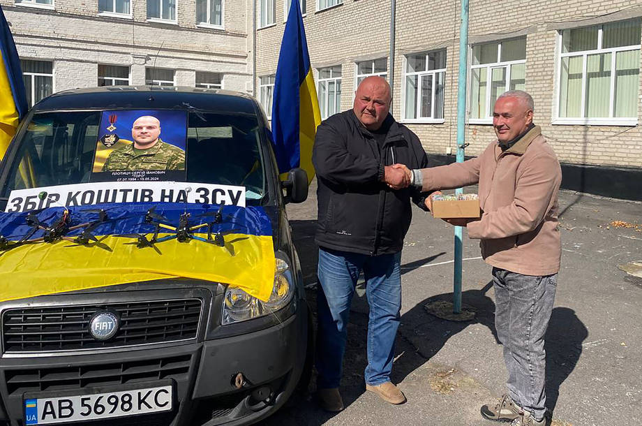 Друга школа Хмільника передала 73 тисячі гривень волонтерові Плотиці. Ця сума закрила збір на сто дронів