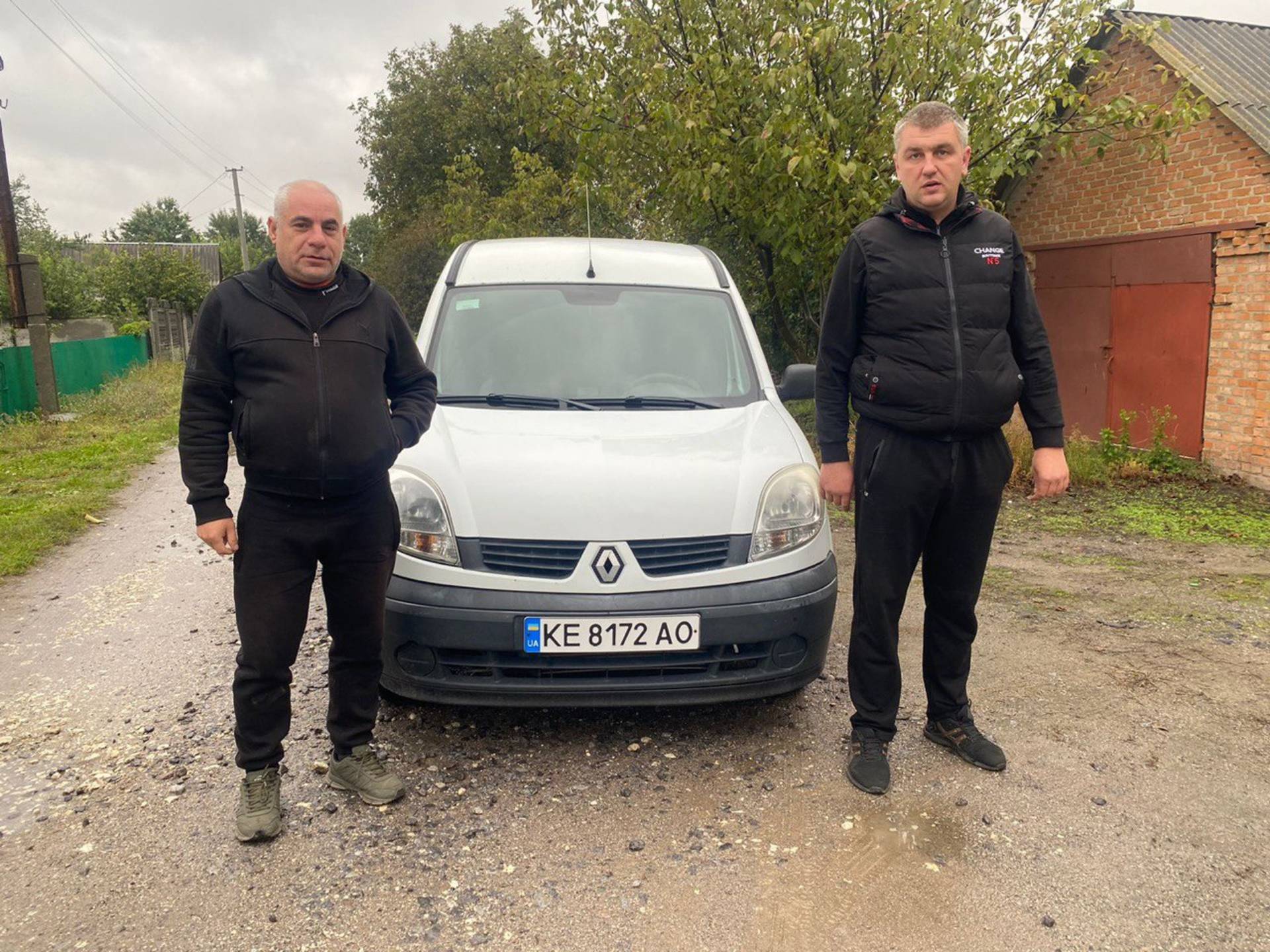 Два автомобілі та причіп передали із Хмільника захисникам і захисницям України