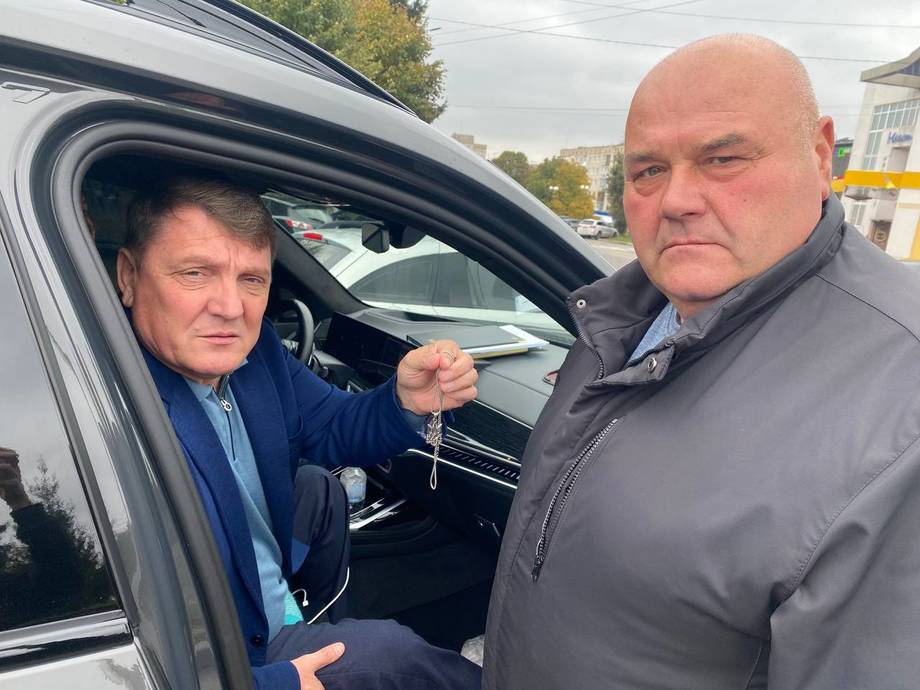 Волонтер Іван Плотиця вручив Хмільницькому міському голові Миколі Юрчишину «Тризуб Вірних»