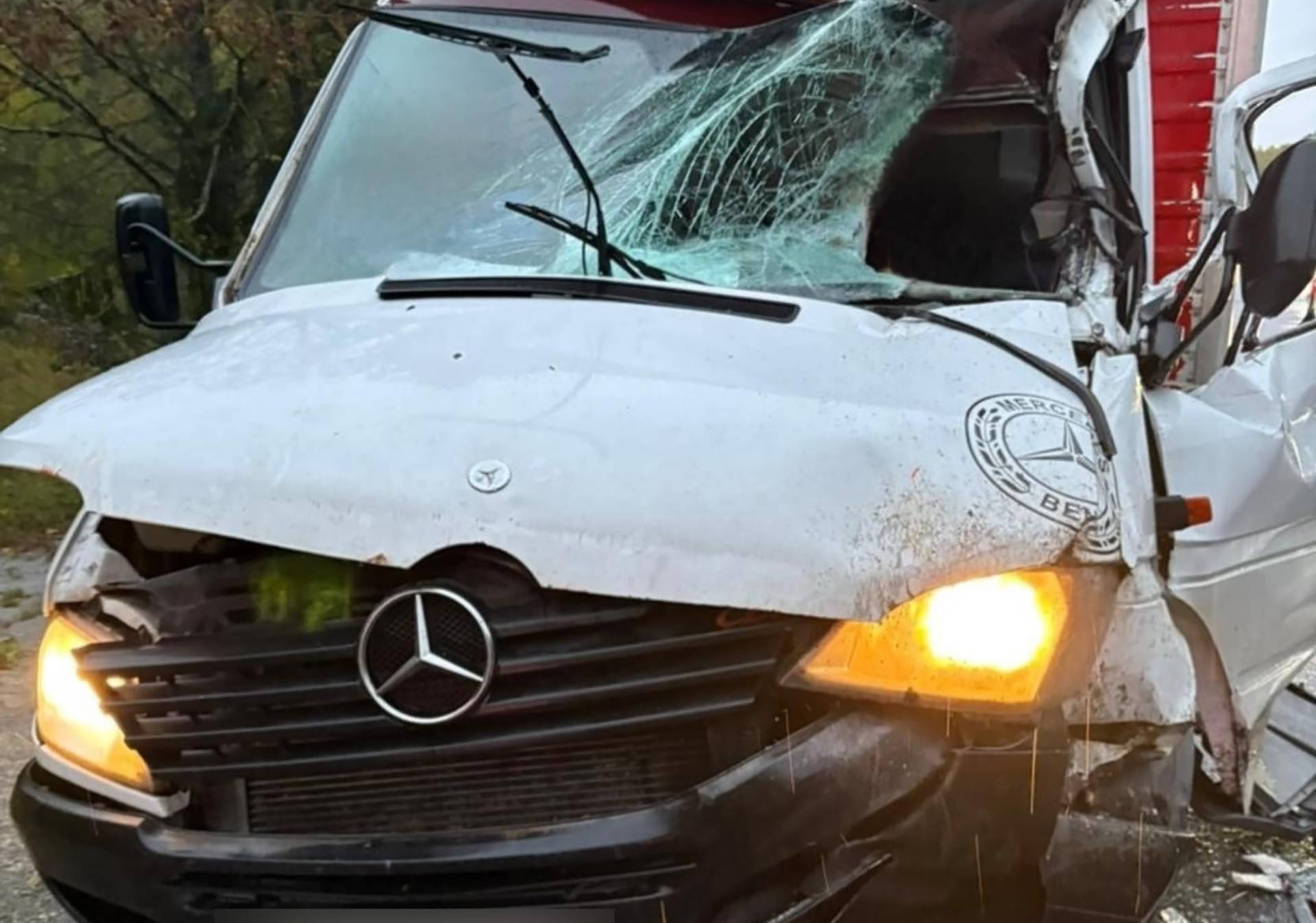 В Хмільницькому районі п'яний водій на Мерседесі врізався у вантажівку
