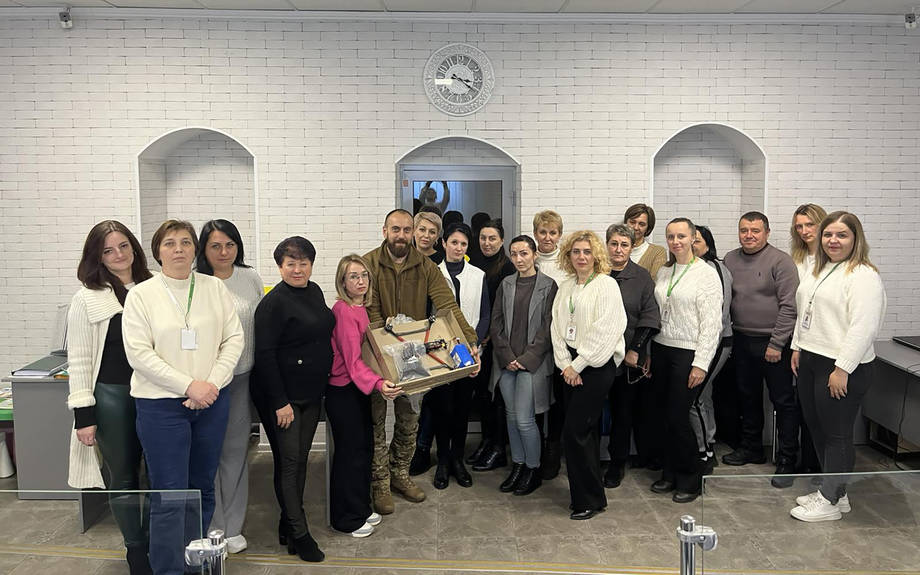 Працівники Пенсійного фонду у Хмільнику передали дрон для бійців бригади «Червона калина»