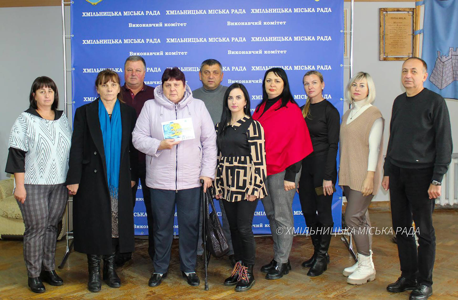 Працівники Хмільницької міської ради закрили збір на авто для військових та отримали бойовий прапор від захисників