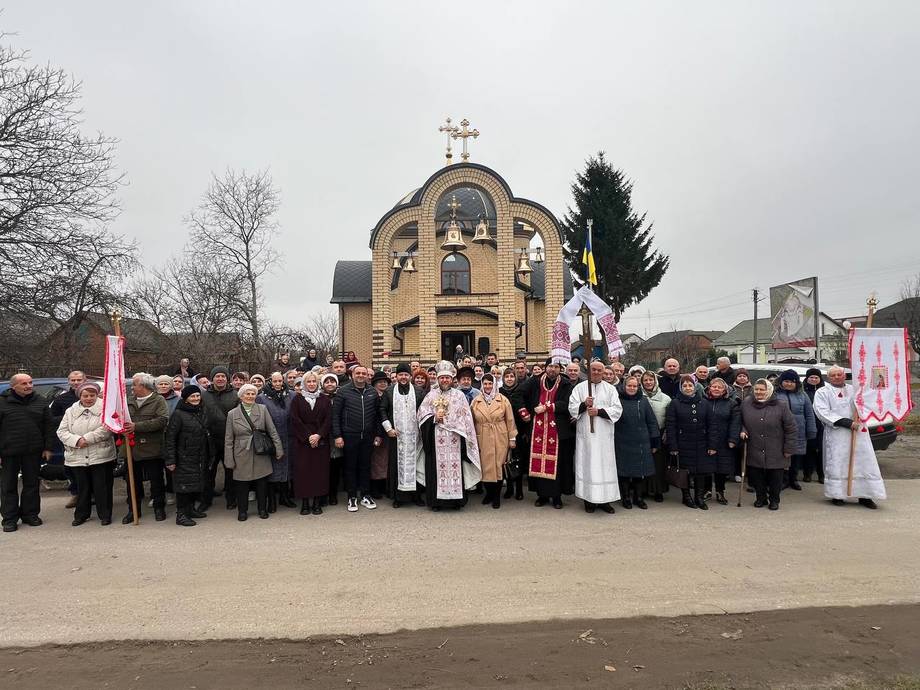 У Хмільнику в Свято-Архангело-Михайлівському храмі ПЦУ освятили дзвони та вручили Благословенну грамоту благодійникам