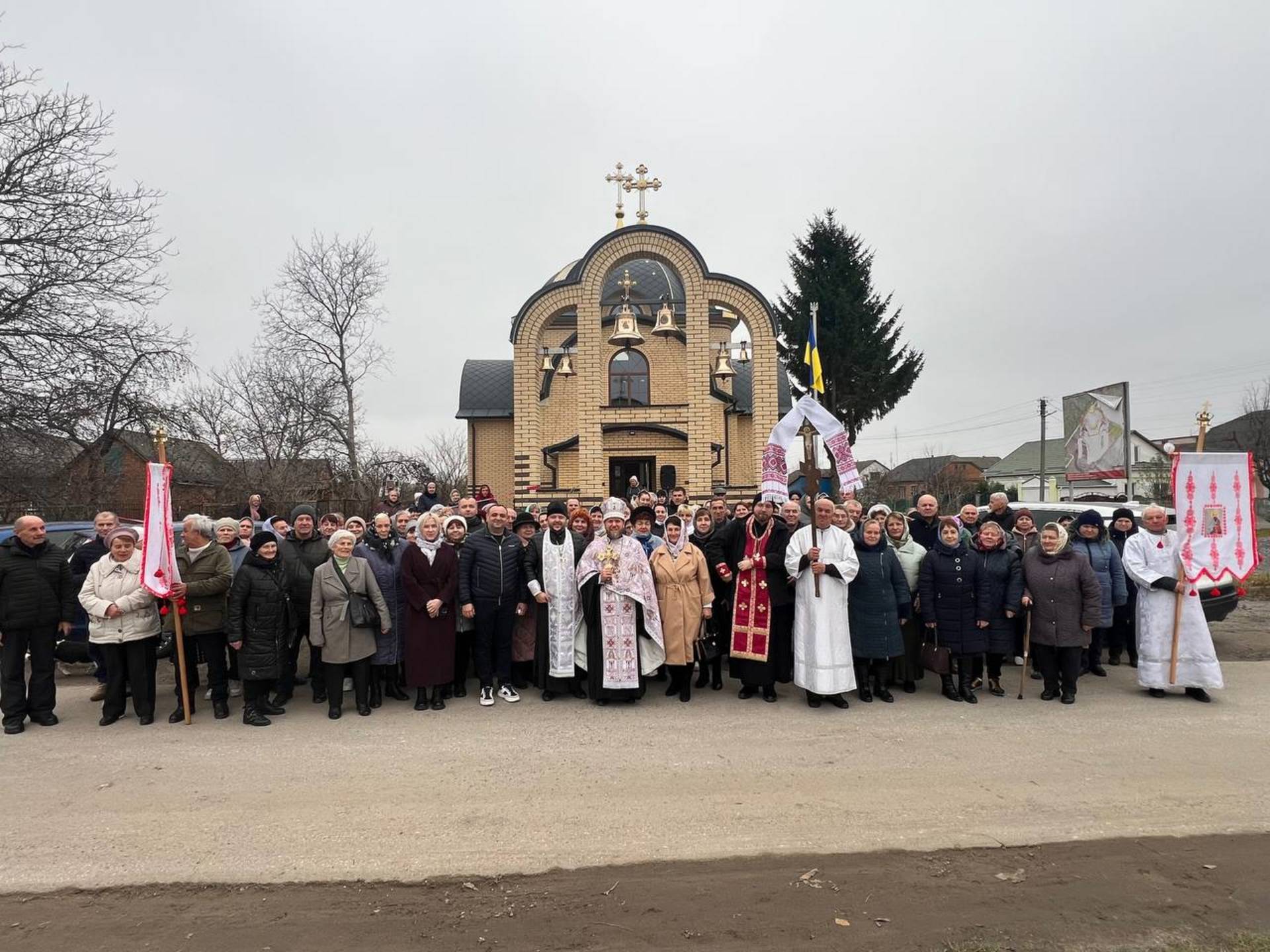 У Хмільнику в Свято-Архангело-Михайлівському храмі ПЦУ освятили дзвони та вручили Благословенну грамоту благодійникам
