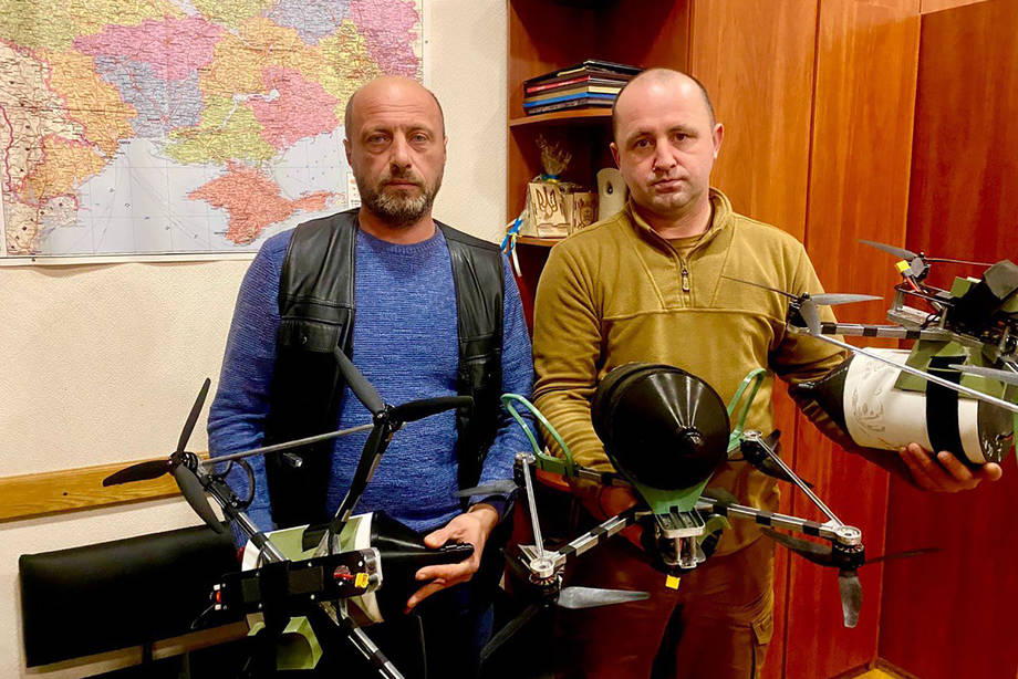 Родина загиблого героя із Хмільника передала бійцям 82-ї ОДШБр три FPV-дрони та допомогла з ремонтом Евака