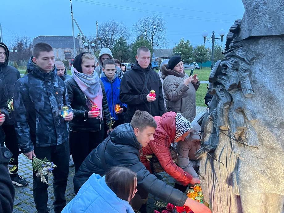 У Хмільнику вшанували пам'ять жертв Голодомору та політичних репресій