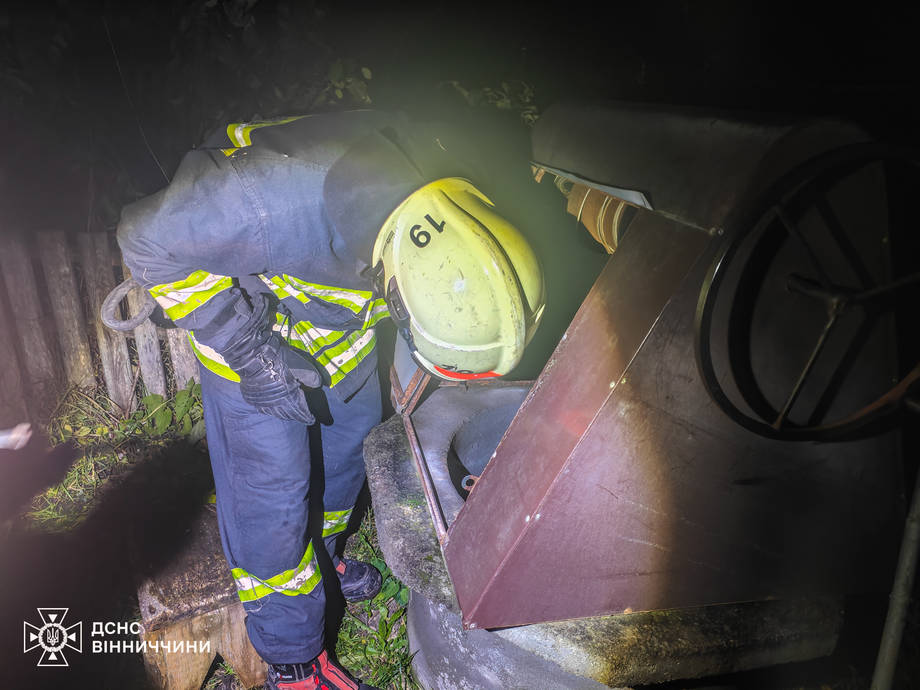 В Хмільницькому районі рятувальники дістали тіло загиблого з 10-метрової криниці