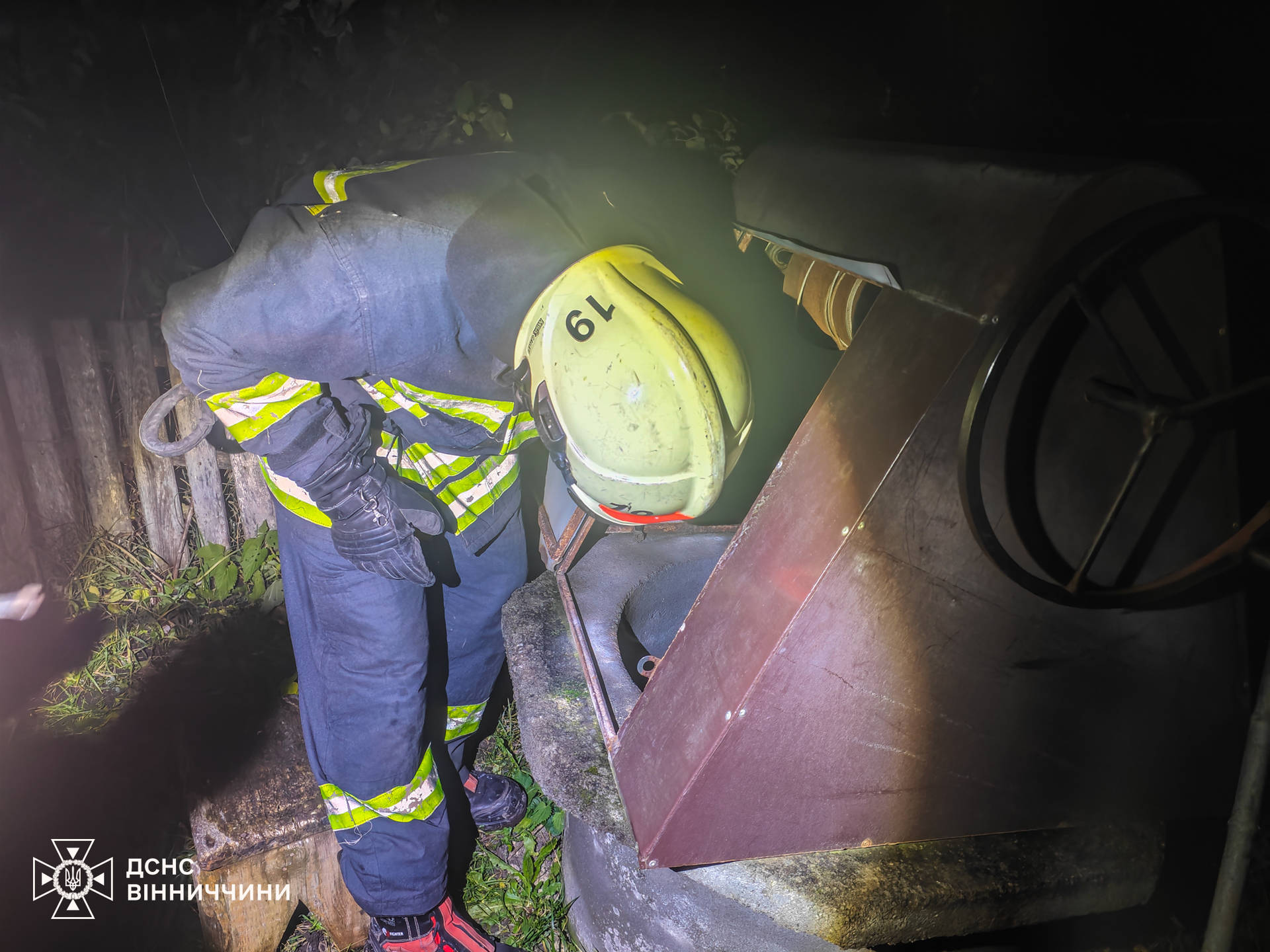 В Хмільницькому районі рятувальники дістали тіло загиблого з 10-метрової криниці