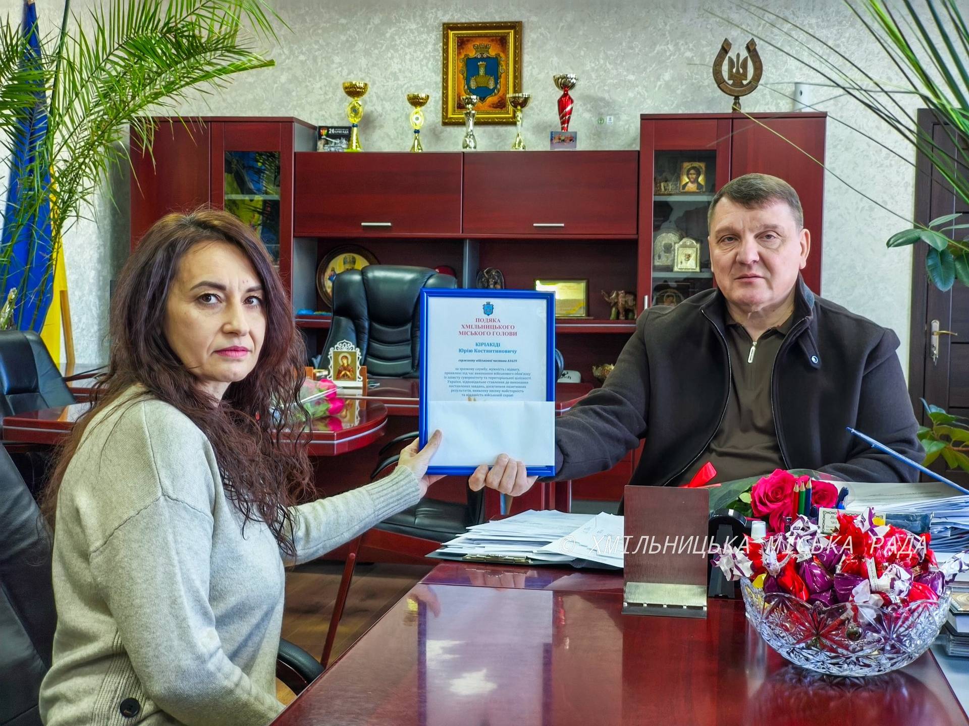 Микола Юрчишин вручив подяки родинам воїнів-захисників із Хмільницької громади