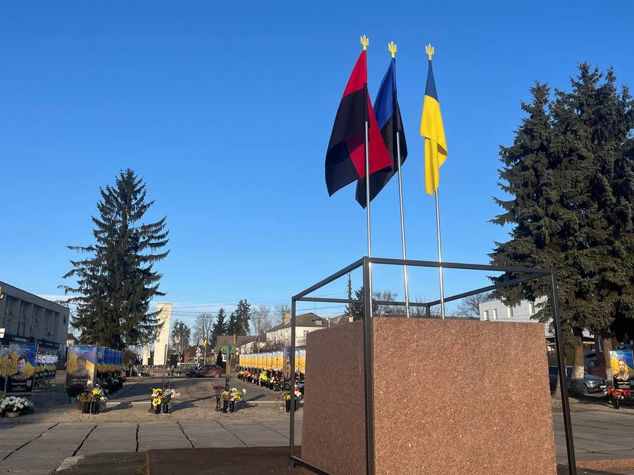 У Хмільнику встановили блакитно-чорний прапор «Між небом та землею» — символ зниклих безвісти