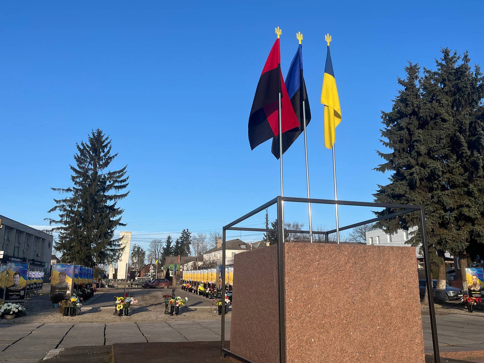 У Хмільнику встановили блакитно-чорний прапор «Між небом та землею» — символ зниклих безвісти