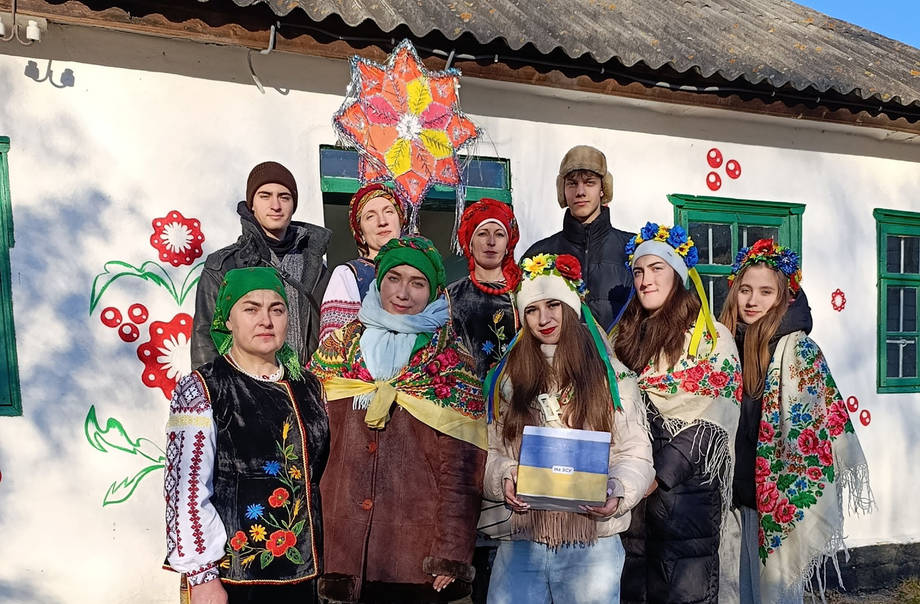 У селі Порик Хмільницької громади молодь колядує на підтримку ЗСУ