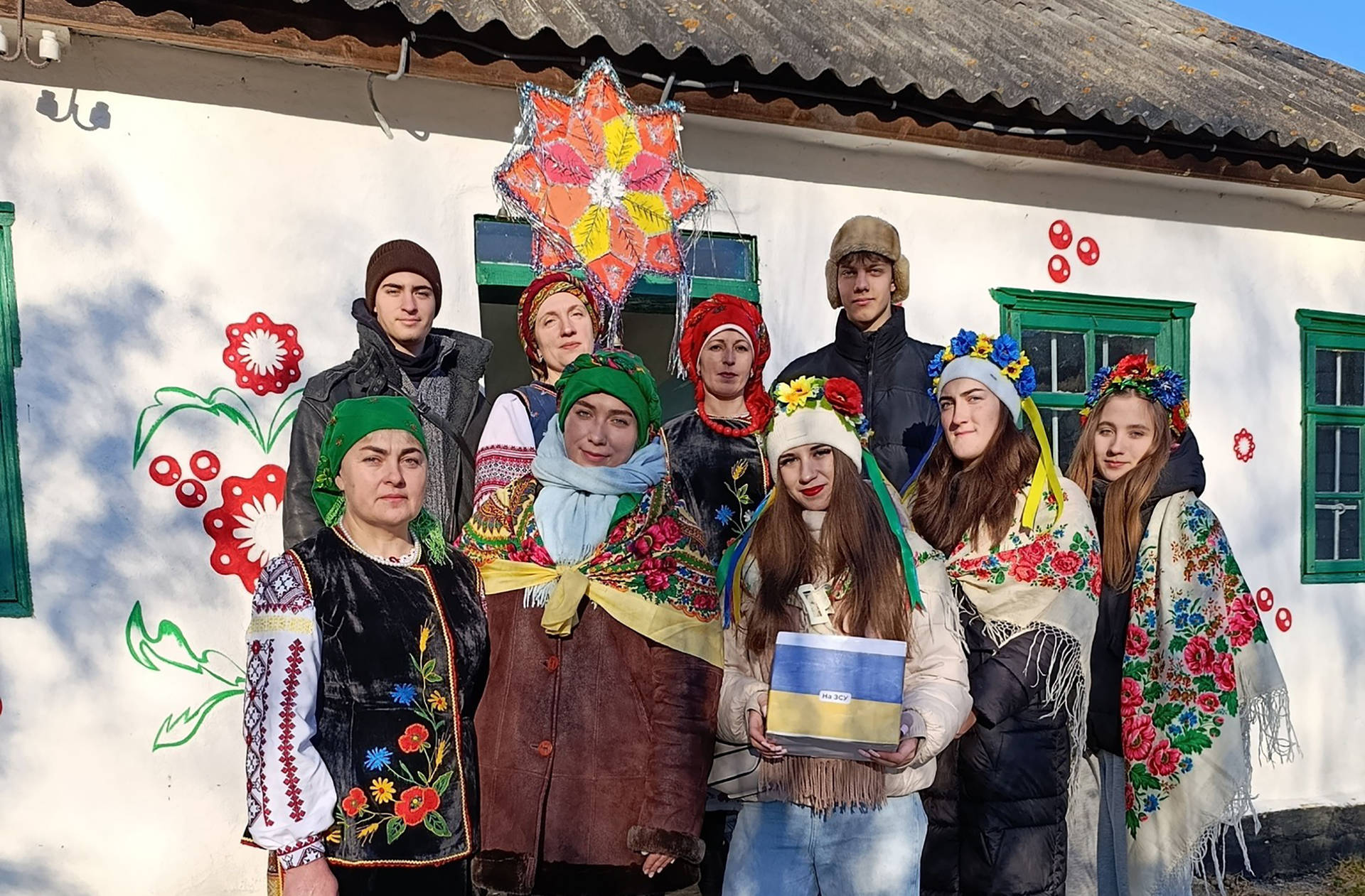 У селі Порик Хмільницької громади молодь колядує на підтримку ЗСУ