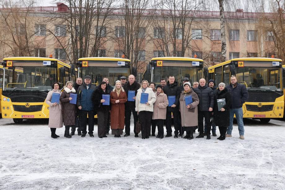 Дві громади Хмільницького району отримали шкільні автобуси