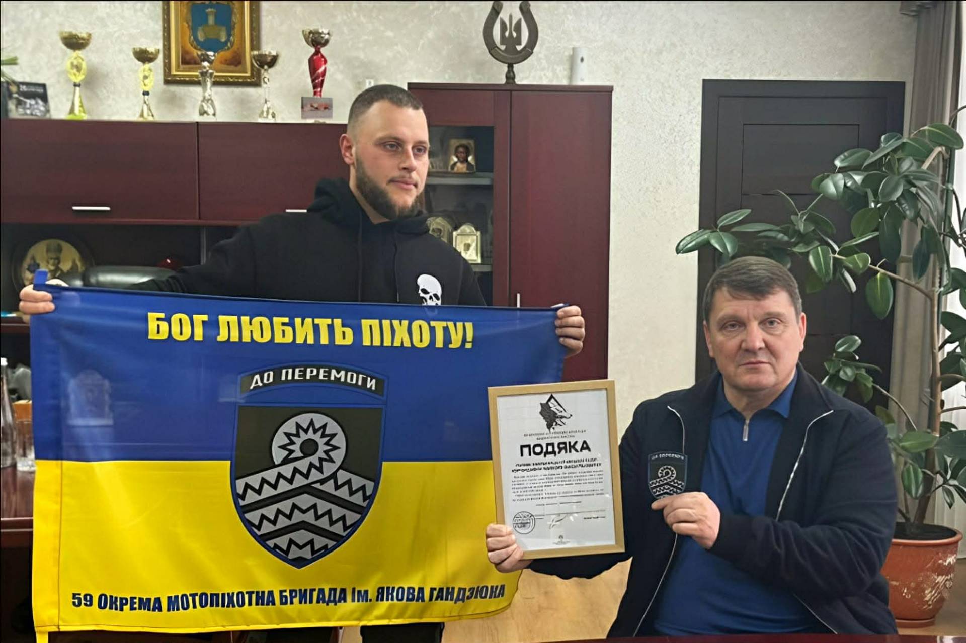 Бригадний прапор та подяку від піхотинців отримав колектив Хмільницької міської ради