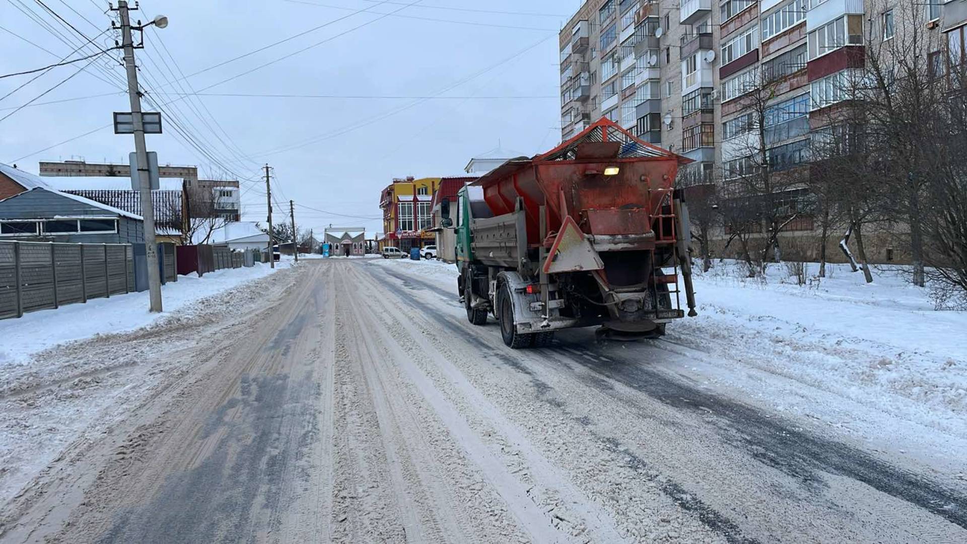 В Хмільнику тривають роботи з посипки доріг протиожеледною сумішшю