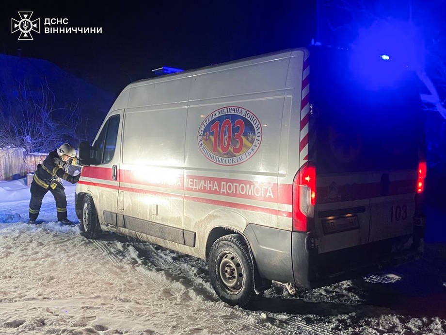 В Хмільницькому районі рятувальники двічі витягували "швидку" з снігової пастки