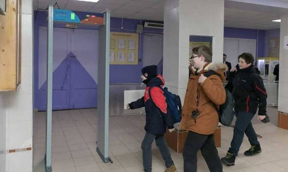 В українських школах встановлять камери і металодетектори, а на вході чатуватиме охорона