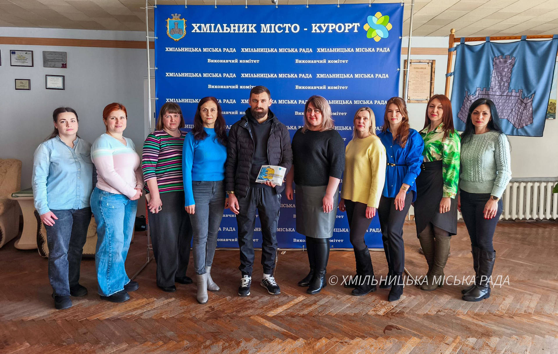 Колектив Хмільницької міської ради задонатив 90 тисяч гривень на автівку для ЗСУ