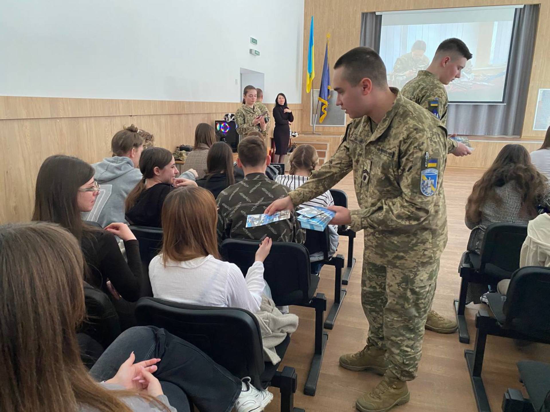 У Хмільнику випускникам розповіли про вступ до військового вишу Повітряних Сил