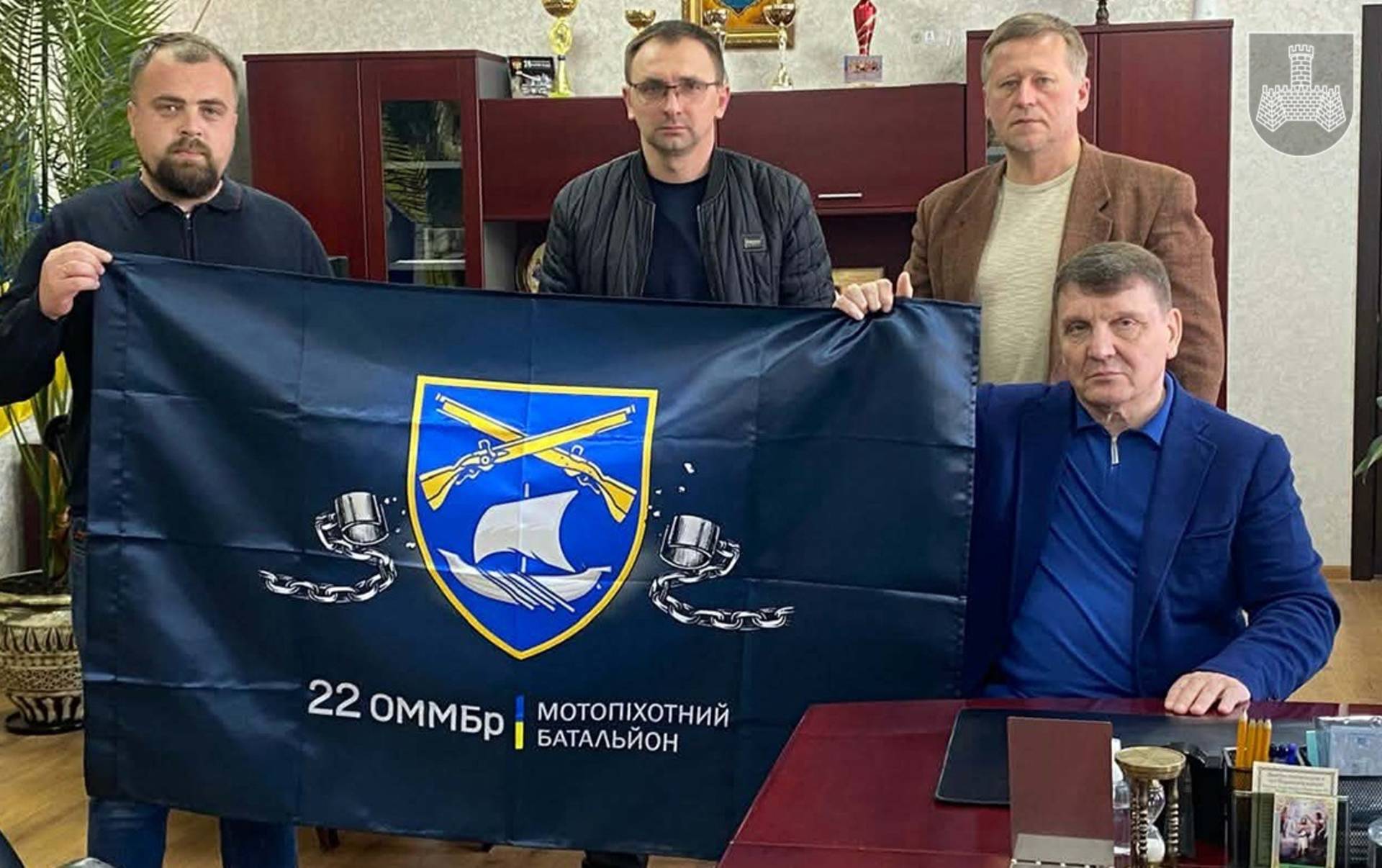 Офіцер ЗСУ подякував Хмільницькому міському голові за підтримку та подарував бригадний прапор