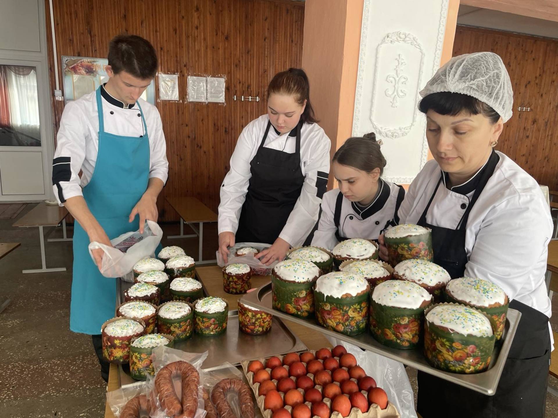 У Хмільнику учні та вчителі спекли понад 100 пасок для воїнів