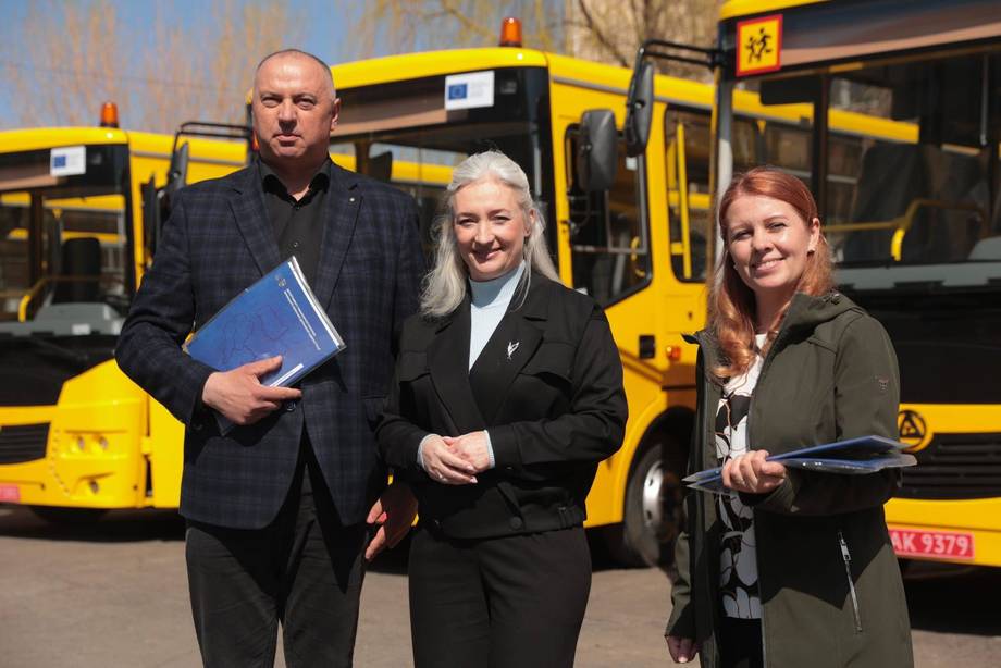 Хмільницька громада отримала сучасний шкільний автобус